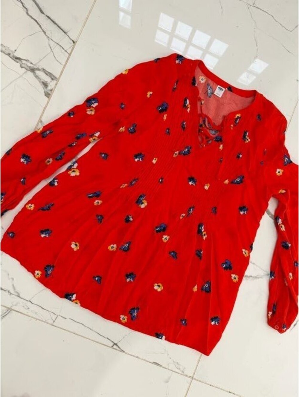 Old Navy Red Floral Tie Neck Blouse Women's M